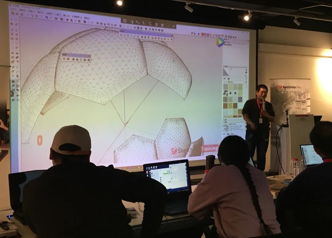 SketchUp 官方认证高级讲师、SketchUp ATC 教研总监黄慧宇（费诗）讲解曲面建模原理