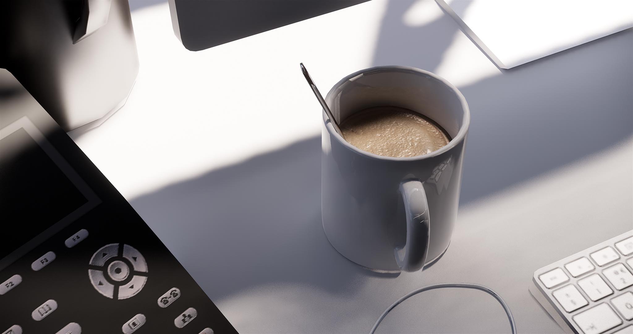 咖啡杯里面有反光勺和液体